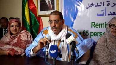 صورة وزارة العمل توزع مساعدات مالية وكراسي متحركة على الأشخاص ذوي الإعاقة في شنقيط