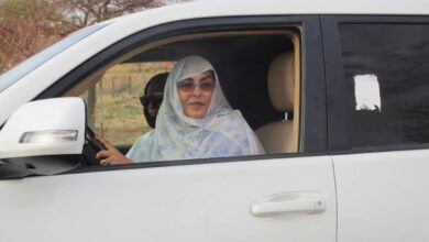 صورة النائب خيرة سيداتي تكرّم عمال مشروع ربط أم لحياظ ببحيرة أظهر تعزيزاً للتنمية المحلية (فيديو)