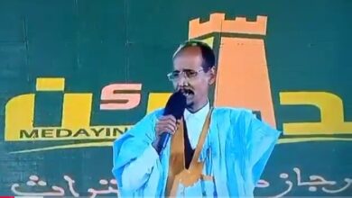 صورة الشاعر سيدي امحمد الكنتي يتألق في النسخة الثالثة عشرة من مهرجان مدائن التراث بشنقيط (فيديو)