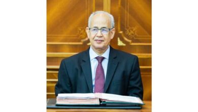 صورة الأمين العام لرئاسة الجمهورية يعود لنواكشوط بعد تمثيل الرئيس في تنصيب نظيره الغاني
