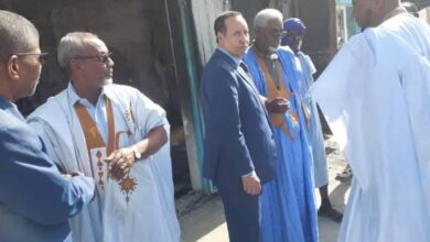 صورة عمدة تفرغ زينه يتفقد المحلات المتضررة من الحريق ويؤكد دعم البلدية (صور)