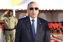 صورة وزير الداخلية يوشح عدداً من موظفي الوزارة وأفراد الأجهزة الأمنية بمناسبة عيد الاستقلال