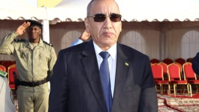 صورة وزير الداخلية يوشح عدداً من موظفي الوزارة وأفراد الأجهزة الأمنية بمناسبة عيد الاستقلال