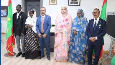 صورة وزيرة العمل الاجتماعي والطفولة والأسرة توشح عددا من موظفي وعمال القطاع