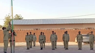 صورة المدير العام للأمن يشرف على حملة لتعزيز رفع العلم الوطني في المفوضيات
