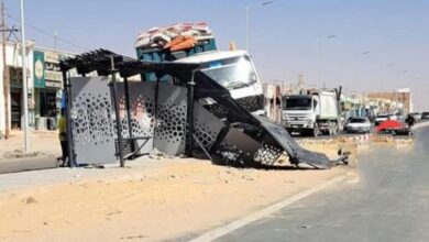 صورة شاحنة تحطم أحد أمكنة توقف باصات النقل العمومي على طريق الأمل قبل تدشينه (فيديو)