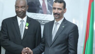 صورة وزير الثقافة والفنون والاتصال والعلاقات مع البرلمان يوشح عددا من العاملين في قطاعه (أسماء)