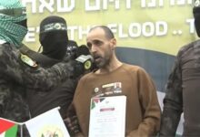 صورة أسرى الاحتلال يتحدثون بالعبرية على منصة التسليم قبل إطلاق سراحهم سبت
