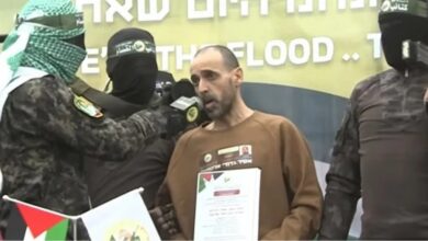 صورة أسرى الاحتلال يتحدثون بالعبرية على منصة التسليم قبل إطلاق سراحهم سبت