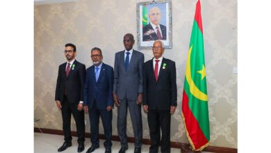 صورة الوزير المكلف بالأمانة العامة للحكومة يكرم عددا من موظفي القطاع بمناسبة عيد الاستقلال