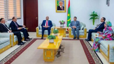 صورة الوزير الأول يستقبل مبعوثاً سودانياً لبحث تعزيز التعاون بين البلدين