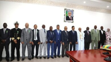 صورة وزير الصيد يوشّح عدداً من الأطر والعاملين في القطاع بمناسبة عيد الاستقلال