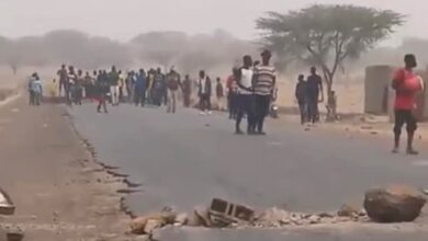صورة كوكي: شبان يقطعون طريق الشاحنات بين موريتانيا ومالي احتجاجًا على ملف الهجرة