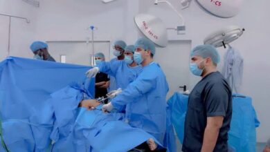 صورة إجراء أول عملية لاستئصال حصيات المرارة بالمنظار في مستشفى النعمة
