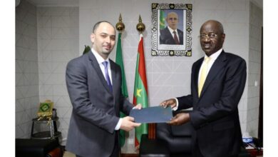 صورة وزير الشؤون الخارجية يستقبل السفير الجزائري الجديد في نواكشوط