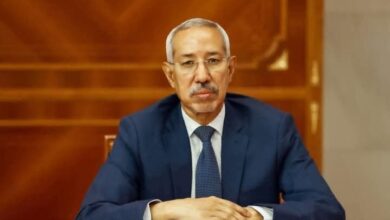 صورة وزير الدفاع يغادر إلى الجزائر في زيارة رسمية تلبيةً لدعوة من نظيره الجزائري