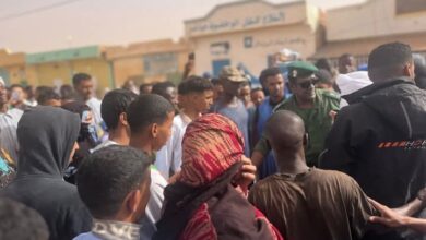 صورة سكان أعوينات أزبل يحتجون على انقطاع الكهرباء بقطع طريق الأمل (صور)