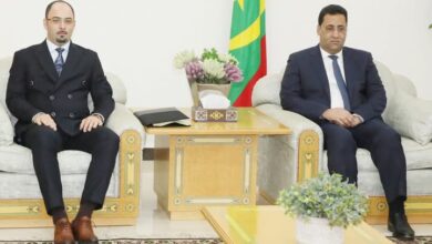 صورة الوزير الأول يستقبل السفير الجزائري لبحث علاقات التعاون بين البلدين
