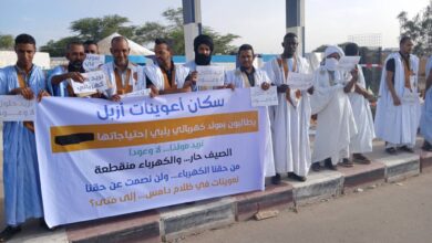 صورة شباب وأطر أعوينات أزبل يطالبون بحل أزمة الكهرباء خلال وقفة احتجاجية أمام وزارة الطاقة (فيديو)