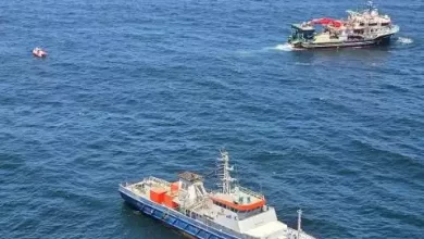 صورة مروحية إسبانية وسفينة موريتانية تنضمان لعمليات البحث عن البحارة المفقودين قبالة نواذيبو