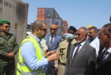 صورة وزير الصحة يتفقد حاويات الأدوية بميناء نواكشوط المستقل