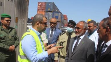 صورة وزير الصحة يتفقد حاويات الأدوية بميناء نواكشوط المستقل