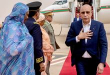 صورة رئيس الجمهورية يعود إلى نواكشوط بعد زيارة للمنصة العائمة لإنتاج الغاز في حقل السلحفاة آحميم الكبير (صور)