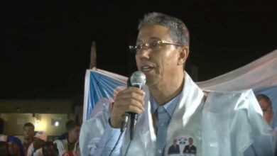 صورة النائب عمار ولد أحمد سعيد يلتقي الوزير الأول لبحث أزمة المياه في مدينة لعيون