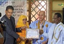 صورة بلدية كيفة تكرم الأستاذ يسلم ولد بيان على إنجازه كتابا تربويا هاما (صور)