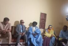 صورة والي لعصابه يزور أسرة متضررة من حريق في كيفه ويقدم دعماً إنسانياً