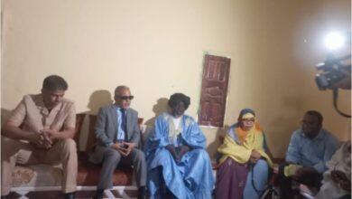 صورة والي لعصابه يزور أسرة متضررة من حريق في كيفه ويقدم دعماً إنسانياً