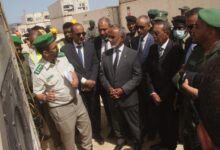 صورة وزير الصحة يتفقد حاويات الأدوية بميناء نواكشوط المستقل