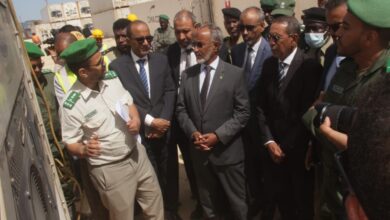 صورة وزير الصحة يتفقد حاويات الأدوية بميناء نواكشوط المستقل