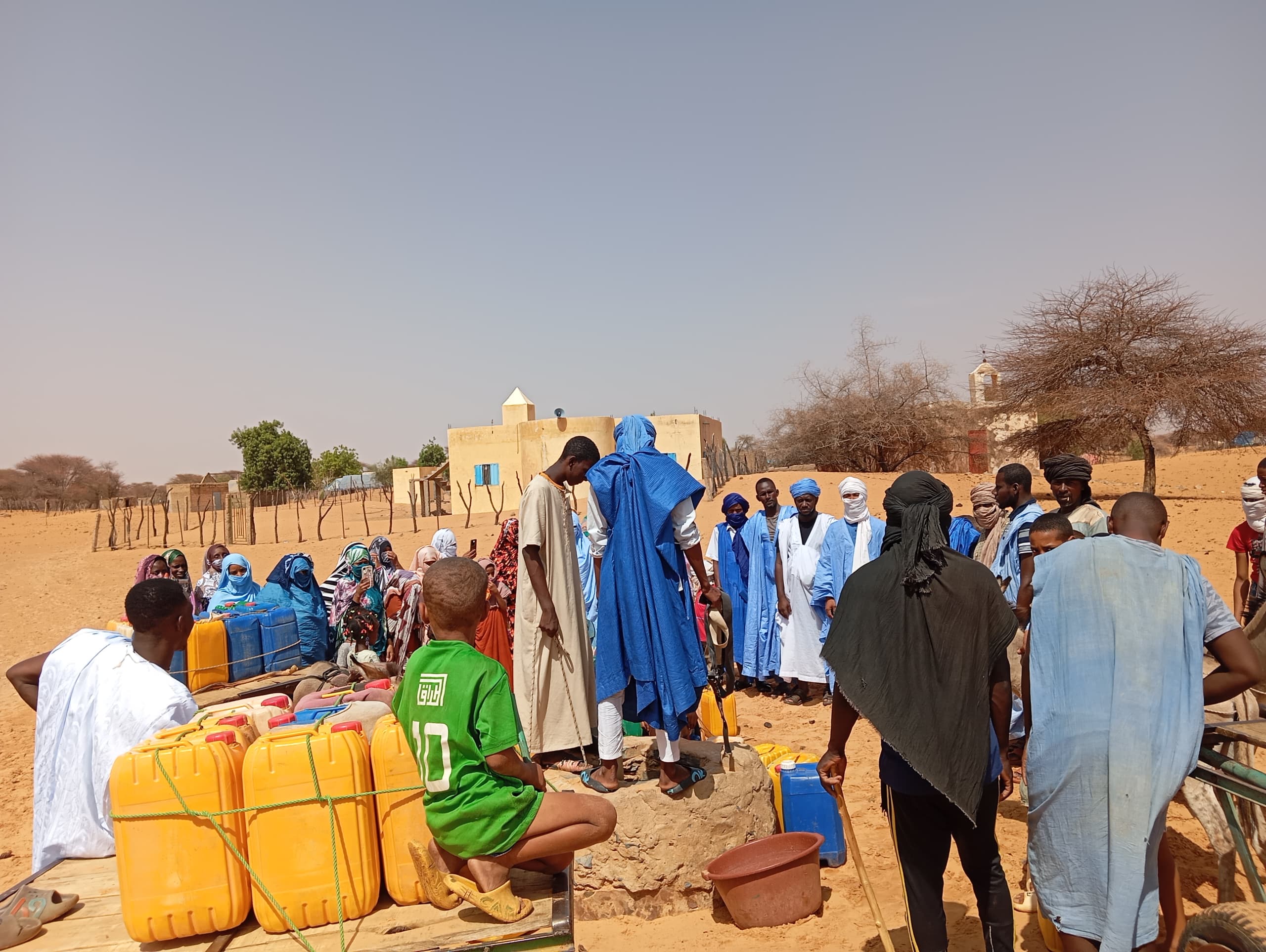 صورة سكان قرية “المدينة” يحتجون رفضًا للتهميش ويطالبون بمياه صالحة للشرب (صور)