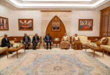 صورة الوزير المكلف بالأمانة العامة للحكومة يجري لقاءات مع عدد من المسؤولين العمانيين