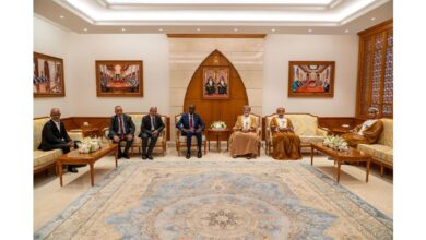 صورة الوزير المكلف بالأمانة العامة للحكومة يجري لقاءات مع عدد من المسؤولين العمانيين