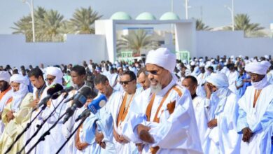 صورة إمام الجامع الكبير يدعو إلى الالتزام بالرؤية الرسمية حفاظًا على وحدة الأمة