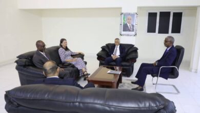 صورة مفوض حقوق الإنسان يستقبل بمكتبه ممثلة مفوضية الأمم المتحدة لحقوق الإنسان في نواكشوط