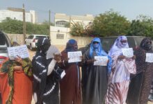 صورة وقفة احتجاجية لمجموعة من منقبي “مجهر أحديب أقيان” مطالبة بالإنصاف أمام وزارة معادن (صور)