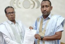صورة رئيس لجنة الاتصال بمهرجان لحوبطات يسلم أسرة أهل الحامد دعوة لحضور النسخة الخامسة