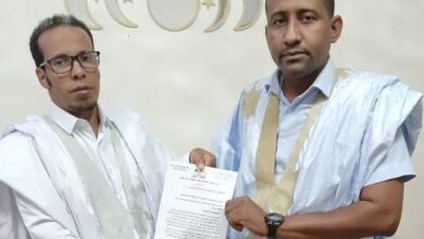 صورة رئيس لجنة الاتصال بمهرجان لحوبطات يسلم أسرة أهل الحامد دعوة لحضور النسخة الخامسة