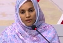 صورة وزيرة المياه والصرف الصحي متحدثة عن مشاكل وحلول المياه بنواكشوط خلال التقطة الصحفية