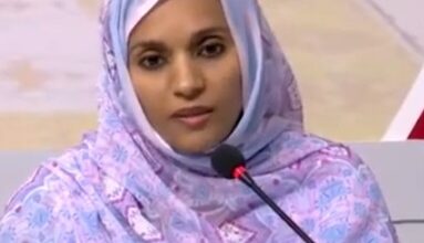 صورة وزيرة المياه والصرف الصحي متحدثة عن مشاكل وحلول المياه بنواكشوط خلال التقطة الصحفية