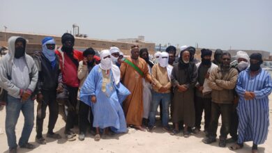 صورة ناقلو الثلج في نواذيبو يحتجون بعد منعهم من دخول الميناء.. والإدارة توضح