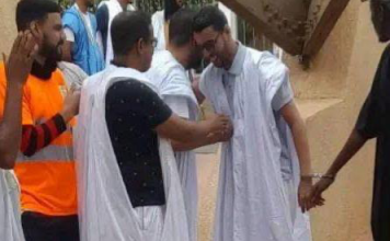 صورة حركة كفانا تستنكر تقييد الصحفي محمدي الشنقيطي أثناء مثوله أمام المحكمة