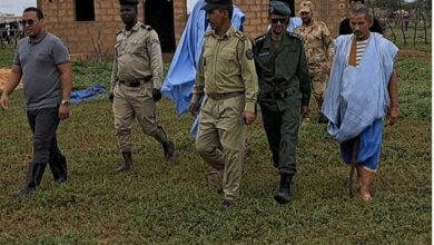 صورة بعد محاصرتهم بالسيول السلطات ترحل سكان أحد أحياء عدل بكرو إلى منطقة آمنة