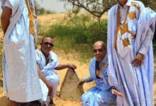 صورة كوكبة من الأطر تباشر إشهار ضريح المرحوم بوسيف ولد هنون ب”بخواكة” بمنطقة آوكار