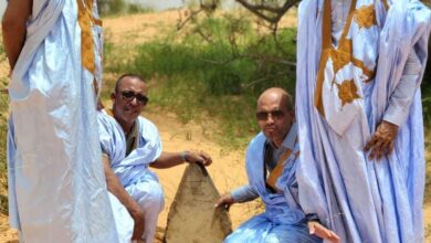 صورة كوكبة من الأطر تباشر إشهار ضريح المرحوم بوسيف ولد هنون ب”بخواكة” بمنطقة آوكار