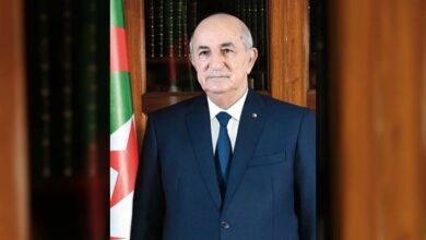 صورة الرئيس الجزائري ينهي مهام الوزير الأول