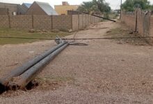 صورة عاصفة تتسبب في سقوط أعمدة كهربائية بقرية اتويفيده – كرو